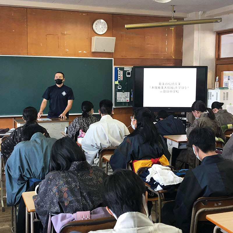 セールの合間に大島紬講義☆ セールの合間に大島紬講義☆