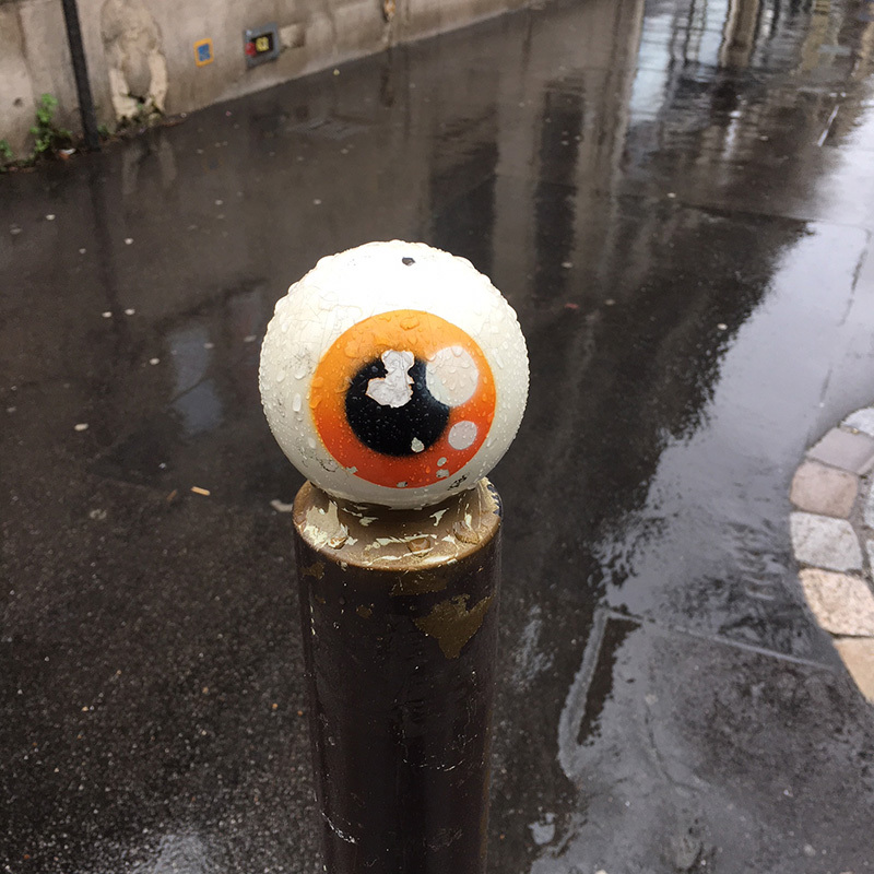 パリに目玉のおやじが⁉︎ パリに目玉のおやじが⁉︎