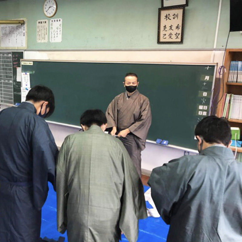 中学生に紬の着付け体験してもらいました☆ 中学生に紬の着付け体験してもらいました☆