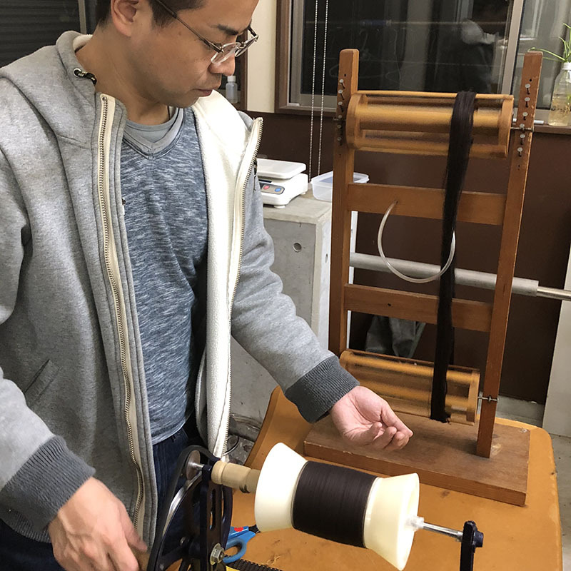 泥染め糸の糸繰り中☆ 泥染め糸の糸繰り中☆