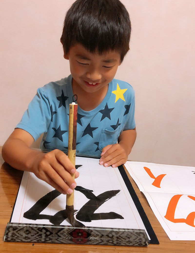 大島紬の文鎮で習字☆ 大島紬の文鎮で習字☆