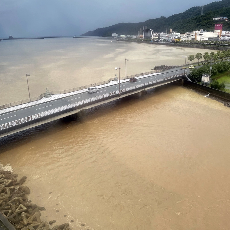 大雨の影響で海が茶色に 大雨の影響で海が茶色に