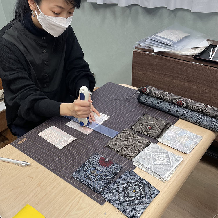 クリスタル大島紬製品製作中☆ クリスタル大島紬製品製作中☆