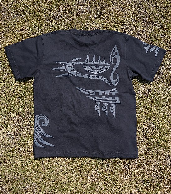 奄美大島に棲む伝説の妖怪ケンムンを奇抜なデザインで描いた「ポリネシアン・民族柄・サーフ・タトゥー」テイストの6.2ozヘビーウエイトショートスリーブＴシャツ-スミ2