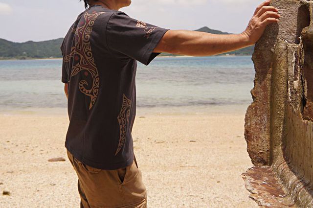 南国奄美の太陽（ティダン）と波、そして国内最強の毒蛇ハブをイメージしてデザインした「ポリネシアン・トライバル・タトゥー・太陽柄」のヘビーウエイトＴシャツです。-05