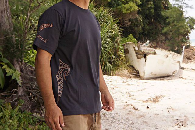 南国奄美の太陽（ティダン）と波、そして国内最強の毒蛇ハブをイメージしてデザインした「ポリネシアン・トライバル・タトゥー・太陽柄」のヘビーウエイトＴシャツです。-06