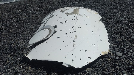 航空機破片? 航空機破片?