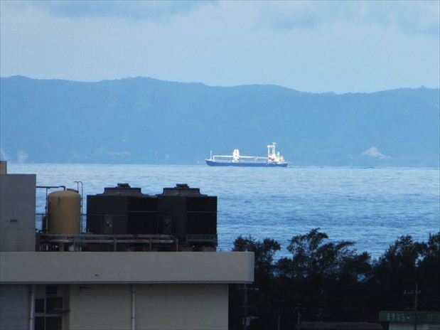 喜界島近海を通る船
