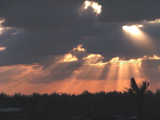 夕陽、雲の切れ間から