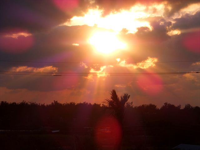 夕陽、雲の切れ間から