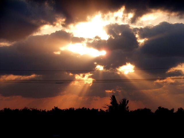 夕陽、雲の切れ間から