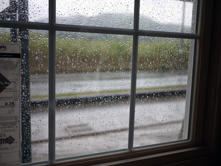雨の日の窓