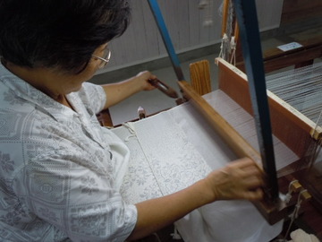 白つむぎ、身を清めつつ 工芸士