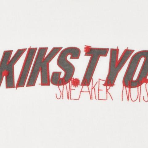 KIKS TYO定番ロゴにハンドステッチ風の発泡プリント!