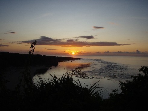 朝日は海から上り、夕日は海へと沈みます。