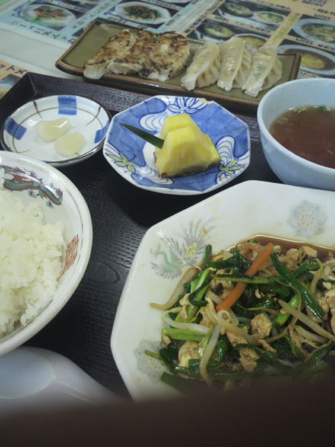 ニラ玉、餃子、らっきょう、パイナップル、ご飯、スープ…( ̄▽ ̄)b