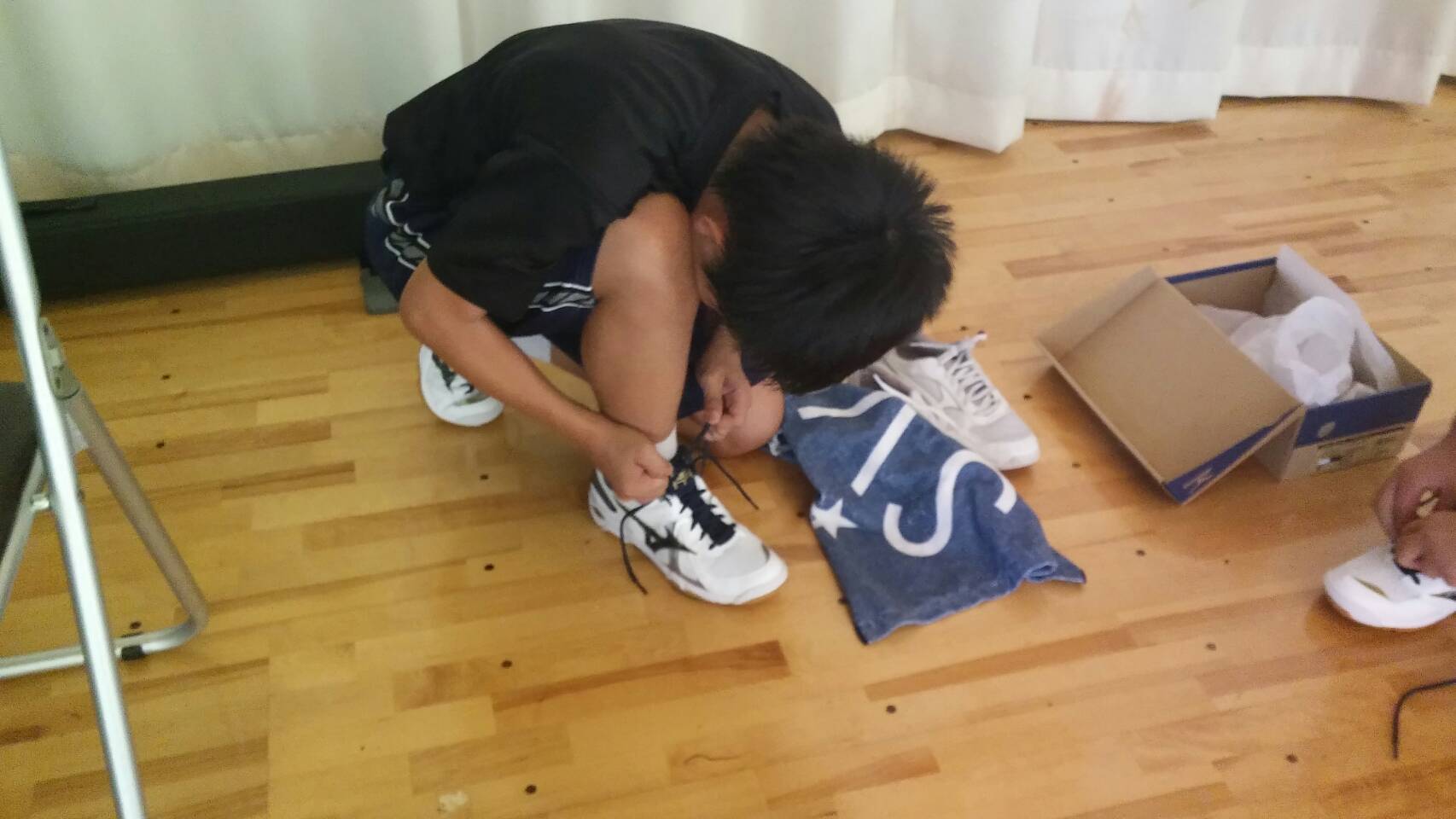 奄美フット 靴ヒモの結び方の指導