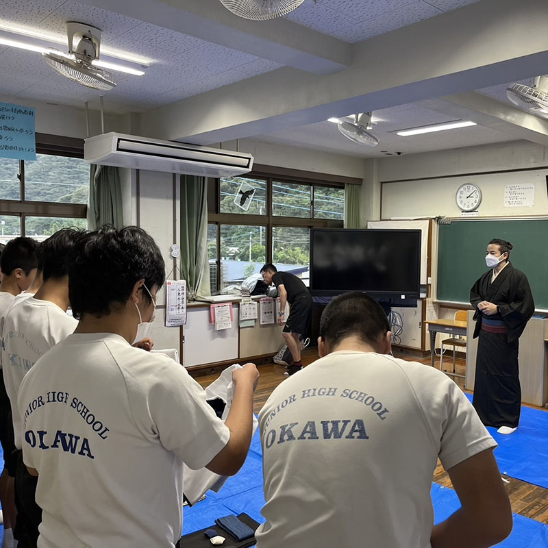 大川中学校で大島紬の着付体験授業☆