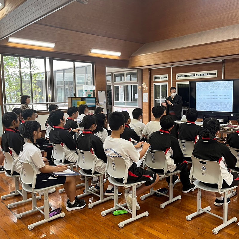 大川中学校で大島紬の着付体験授業☆