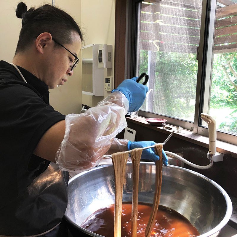 織りの合間に染色中☆