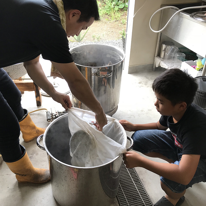 親子で染料抽出中☆