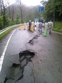 まさかの道路陥没！！