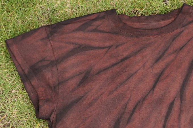 泥染め＆草木染め“絞り(タイダイ）模様”と天然染料ならではの風合いが特徴。着丈・袖丈が短いＴシャツ　アウトレット