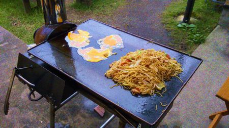 薪ストーブ。焼きそば