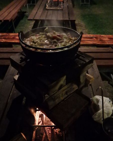 薪で料理