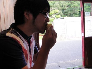 タコスを食べる