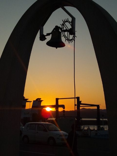 シマだより 幸福の鐘に輝く夕日