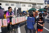 うまいンピックでチラシ配り