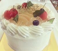 桃のデコレーションケーキ