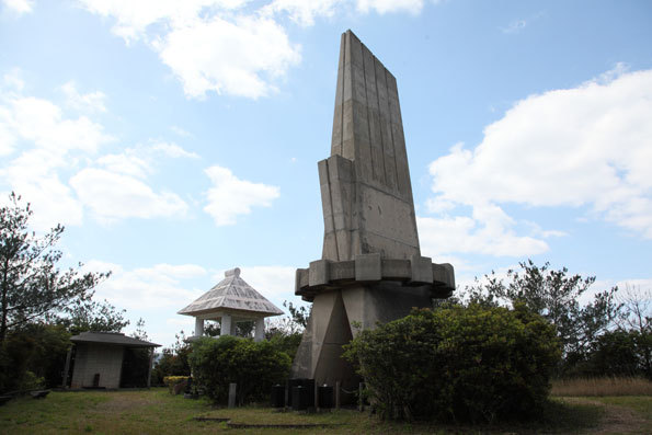 赤崎山の慰霊塔
