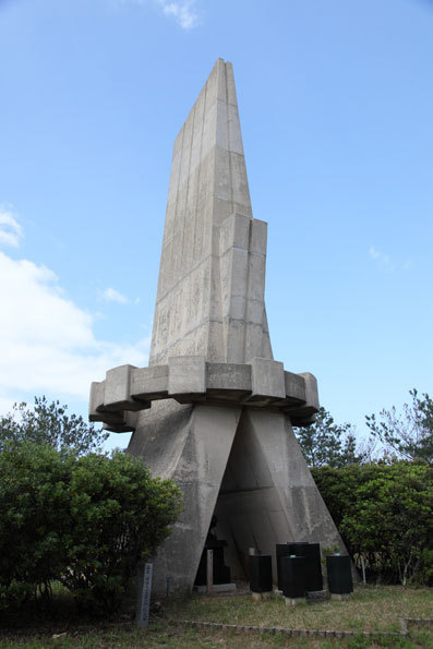 赤崎山の慰霊塔