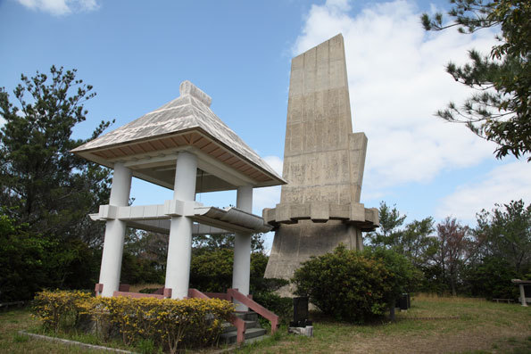赤崎山の慰霊塔