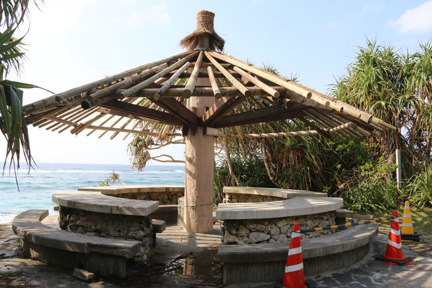 大浜公園東屋修理中