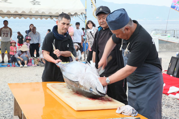加計呂麻芝漁港かつお祭り4