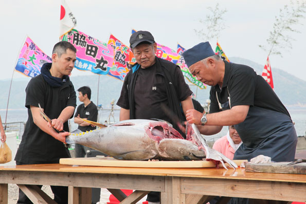 加計呂麻芝漁港かつお祭り4