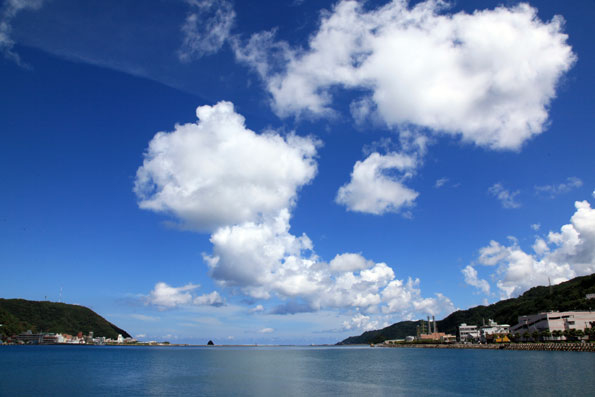 名瀬港の雲