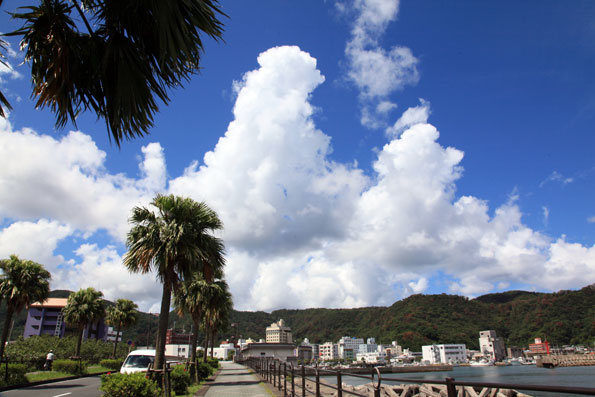 名瀬港の雲