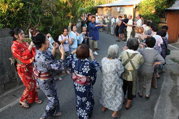 佐仁八月踊り２