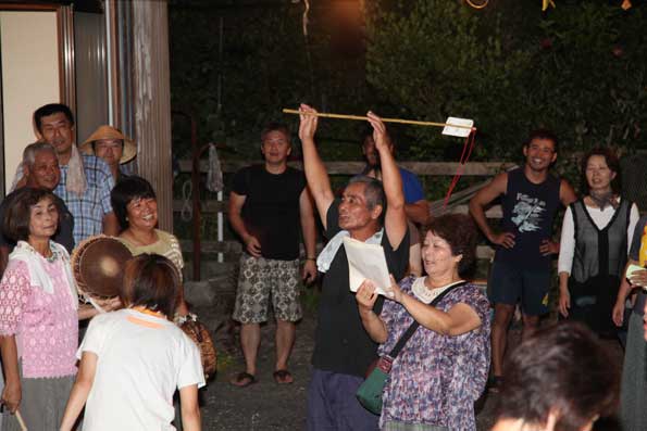佐仁八月踊り３