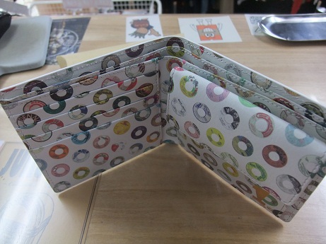 前回即完売のレコード柄財布が再発!