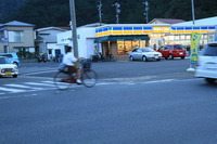 エブリワン朝仁店前